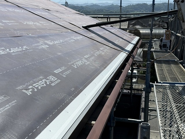 カバー工法による改修工事の軒先唐草の取り付け状況