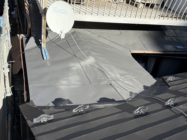 「シャネツトップワンSi-JY」を用いた板金屋根に対する塗装が完了