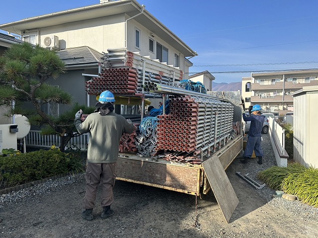 コロニアル屋根への塗装メンテナンスを行うための足場組み立て