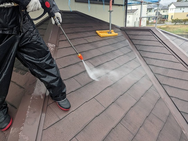 コロニアル屋根への塗装を行う前の高圧洗浄工程