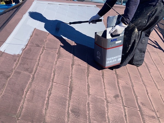 劣化が進行したスレート屋根に対する下塗り施工状況