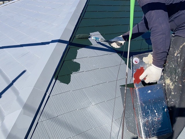 スレート屋根への3回塗り工程の中塗り施工