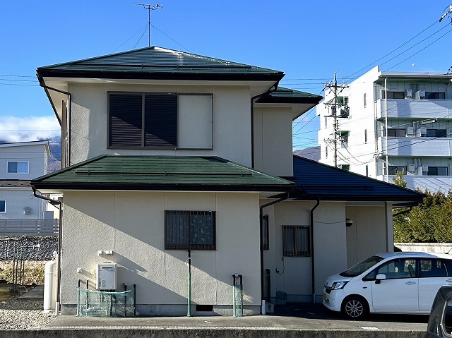 グリーン系の色を用いたスレート屋根への塗装工事が完成