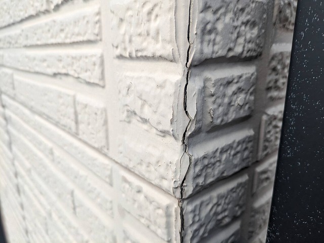 サイディング外壁の出隅役物にひび割れを確認した現場調査