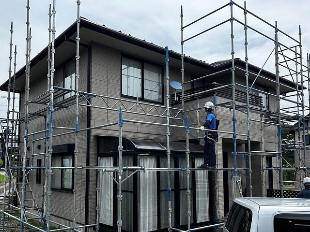 高所作業となる外壁塗装工事の足場組み立ての様子