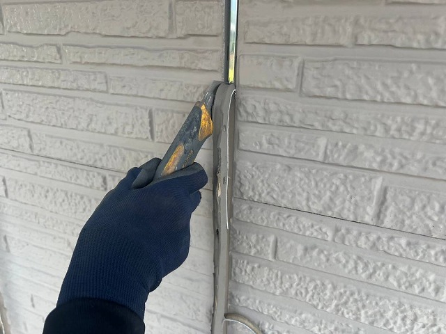 コーキング打ち替え補修で既存のコーキングを除去