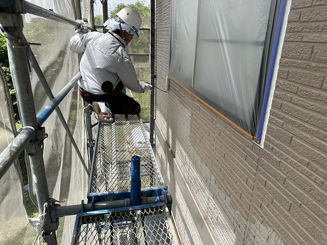 サイディング外壁塗装工事で品質を左右する下塗り工程