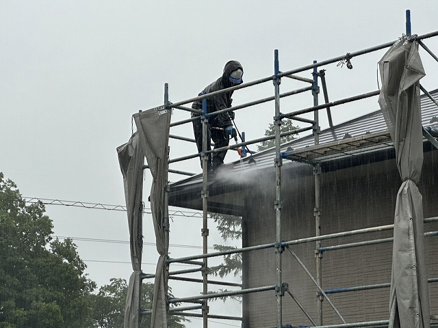 屋根カバー工法リフォームでスレート屋根に対する高圧洗浄を行う屋根職人