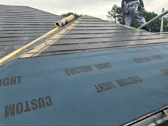 屋根カバー工事で粘着層付き改質アスファルトルーフィング「カスタムライト」の施工状況