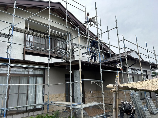 金属屋根塗装工事のための足場組み立て状況