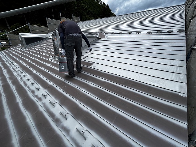 金属屋根塗装工事のサビ止め塗料を用いた下塗り施工