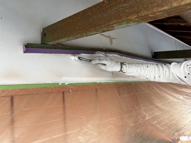 漆喰外壁のひび割れ補修後の下塗り施工