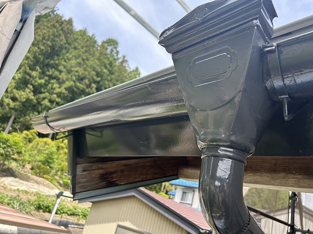 築40年の住宅に行った外壁塗装工事の雨樋塗装工程