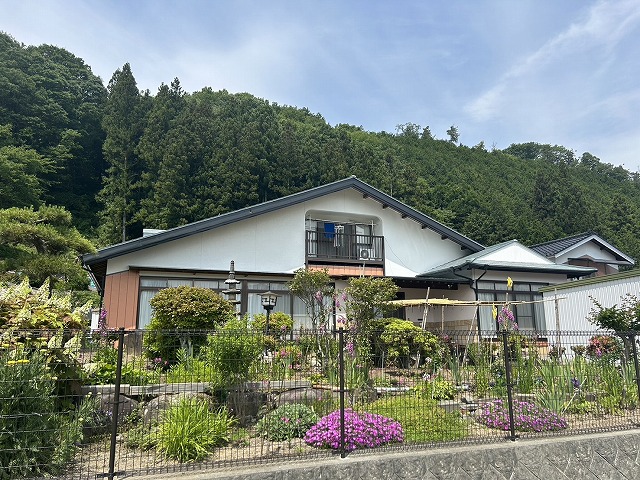 外壁塗装リフォームが完了した築40年住宅