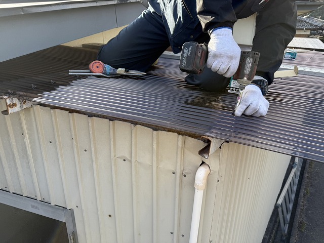 倉庫波板屋根張り替え工事でポリカ波板のビス留め付け