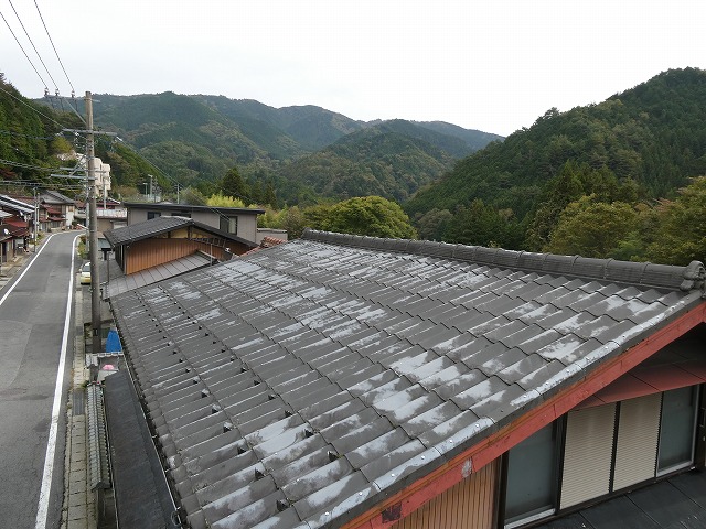 無料点検でスレート瓦屋根の劣化を確認