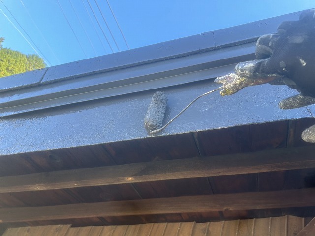 屋根塗り替え工事の破風板への塗装状況