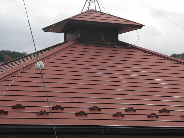 経年劣化にともなう無料点検を実施した煙突のある住宅の屋根