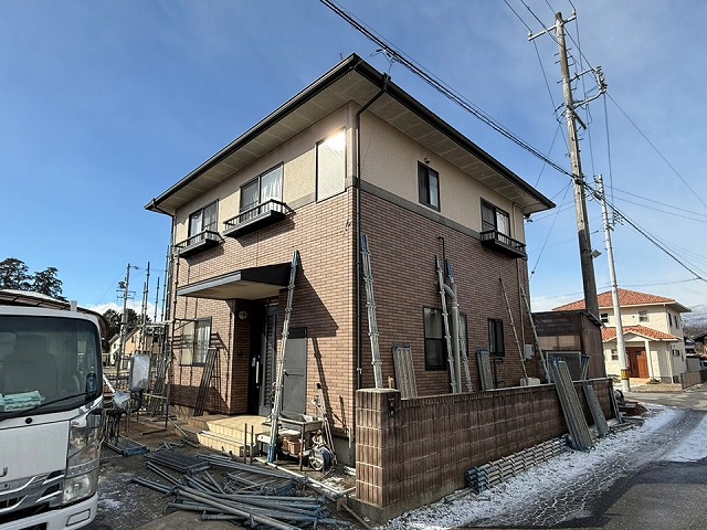 横葺きトタン屋根塗装工事の足場組み立て状況