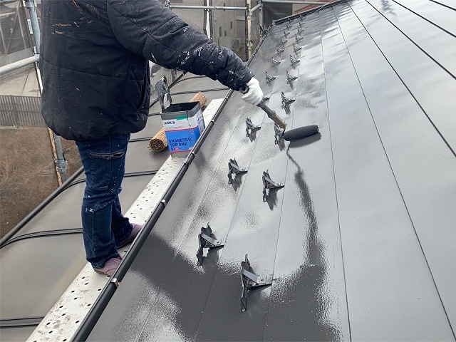 横葺きトタン屋根塗装工事のシャネツトップワンを用いた2回目上塗りの施工