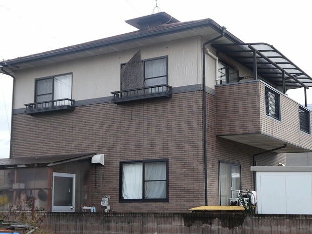 サイディング外壁やコーキングなどの劣化を確認した住宅の現場調査