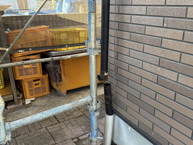 劣化して外れていた雨樋交換メンテナンスの施工前状況