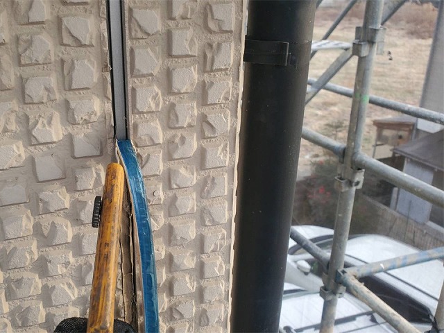 コーキング打ち替え補修の既存コーキング除去作業