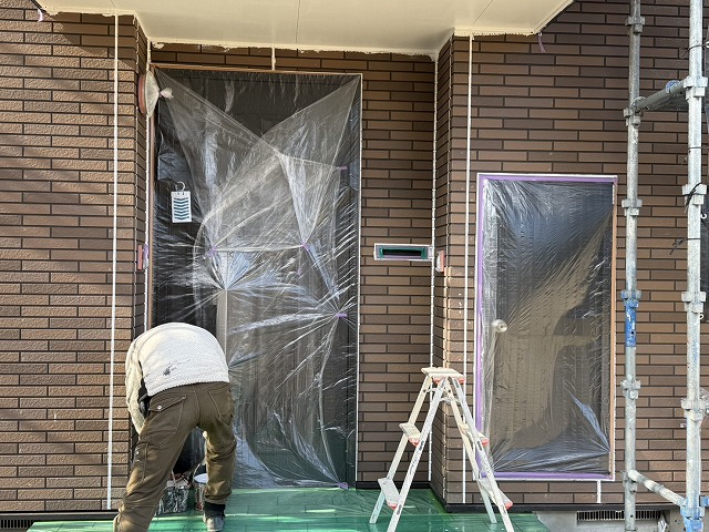 サイディング外壁塗装工事の玄関ドアへの養生作業