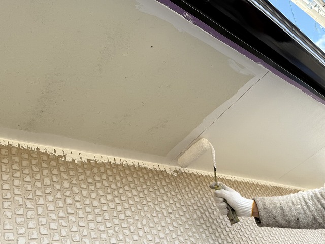 外壁塗り替え工事の軒天塗装施工状況