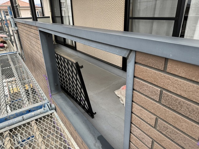 住宅ベランダ腰壁のフェンス取り外し状況