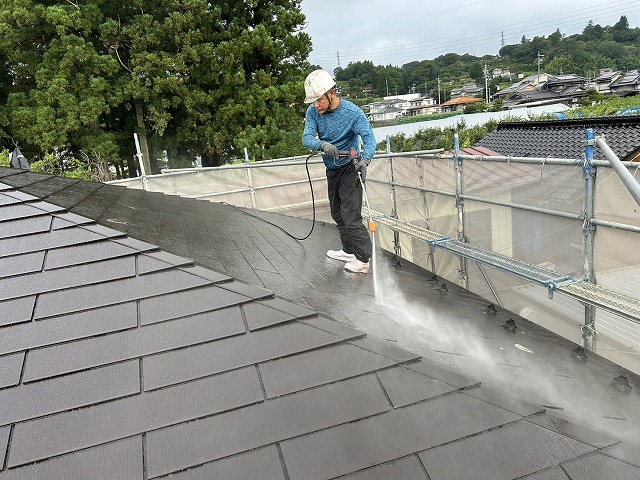 高圧洗浄でスレート屋根の汚れや苔を除去