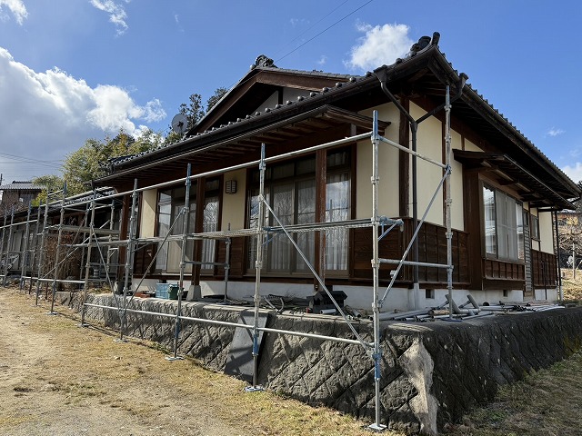 雨樋交換工事のための足場施工状況