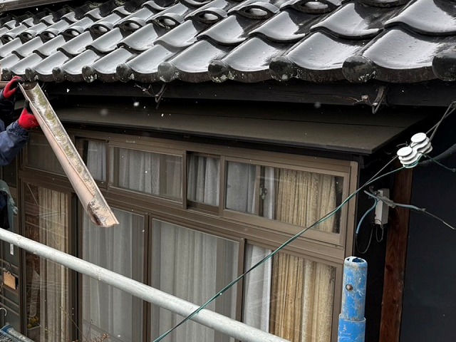 平屋住宅の雨樋交換工事で既存雨樋の取り外し