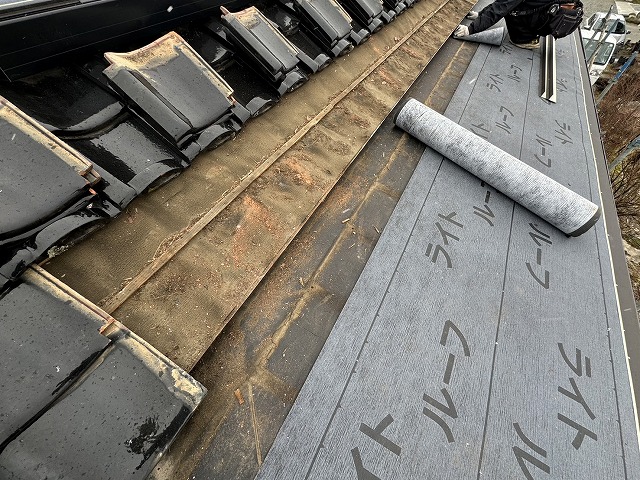 屋根葺き替え工事で野地板へルーフィングを敷設している様子