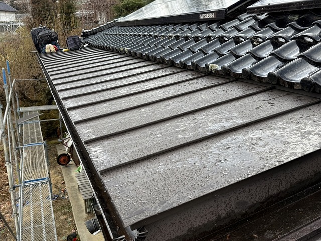 平屋住宅のガルバリウム鋼板屋根による一部屋根葺き替えの施工状況