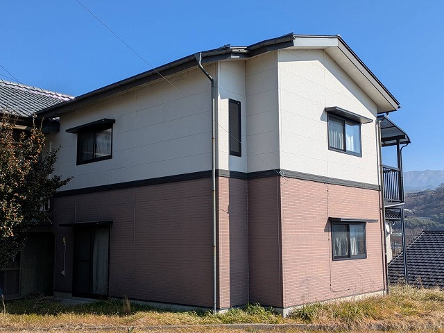 経年劣化で色あせた住宅のサイディング外壁