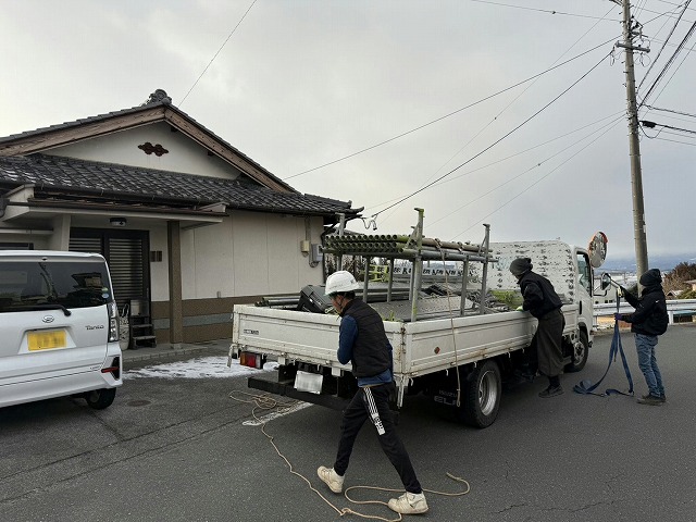 外壁塗装工事の足場設置の搬入状況