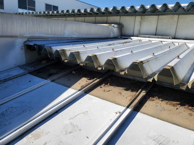 豊丘村工場雨漏り改修　箱樋撤去