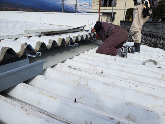 豊丘村工場雨樋改修　雨樋取付