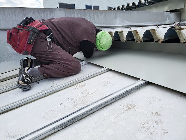 面戸と水切を取り付けます