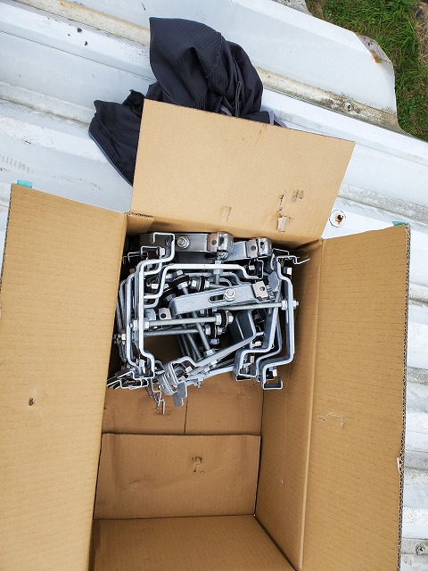 雨樋の取付金具を設置します