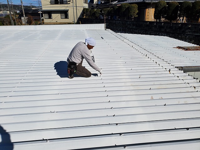 折半屋根の錆びているフックを錆止め塗料を塗っていきます