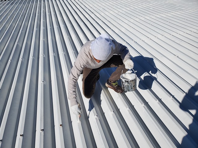 折半屋根の錆びているフックを錆止め塗料を塗っていきます