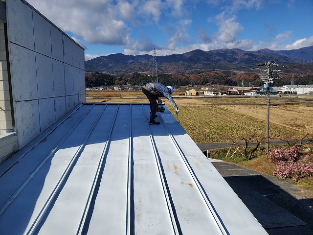 折半屋根の錆びているフックを錆止め塗料を塗っていきます