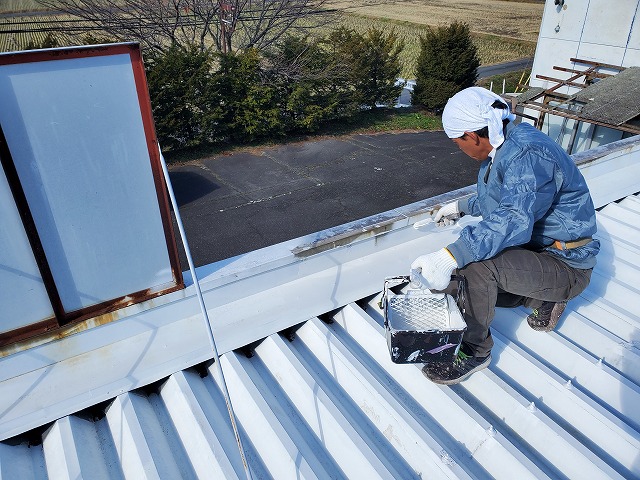 折半屋根の錆びているフックを錆止め塗料を塗っていきます