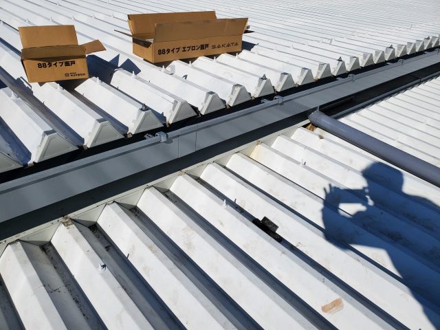 豊丘村工場雨漏り改修　雨樋取付