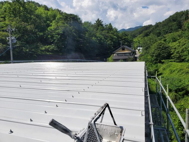 折板屋根_上塗り1
