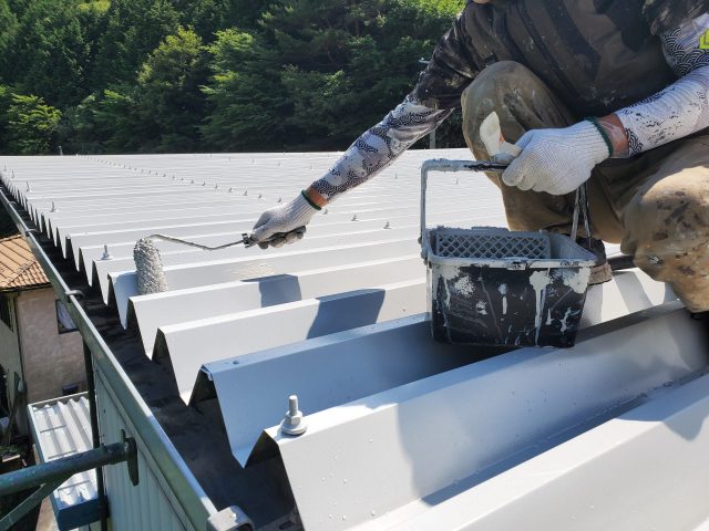 折板屋根_上塗り2