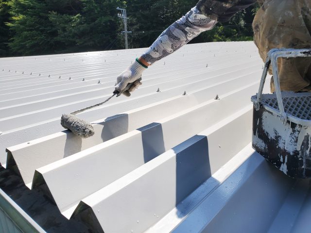 折板屋根_上塗り3