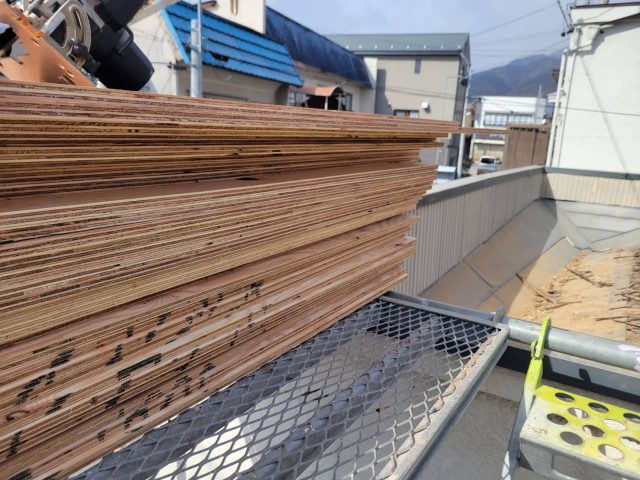 A邸葺替え_コンパネの束